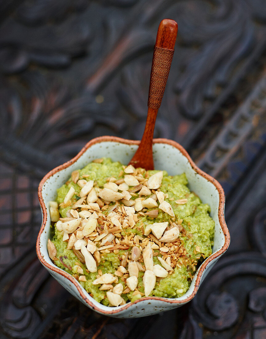 Guacamole mit gehackten Nüssen