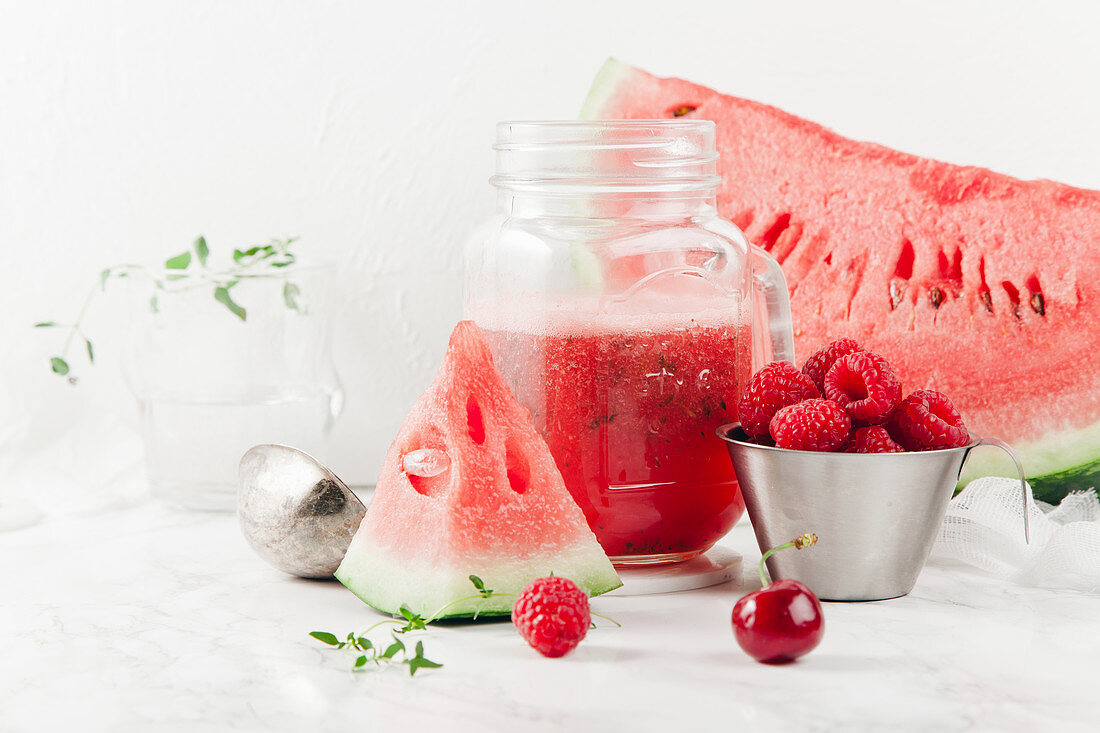 Hausgemachte Limonade aus roten Früchten