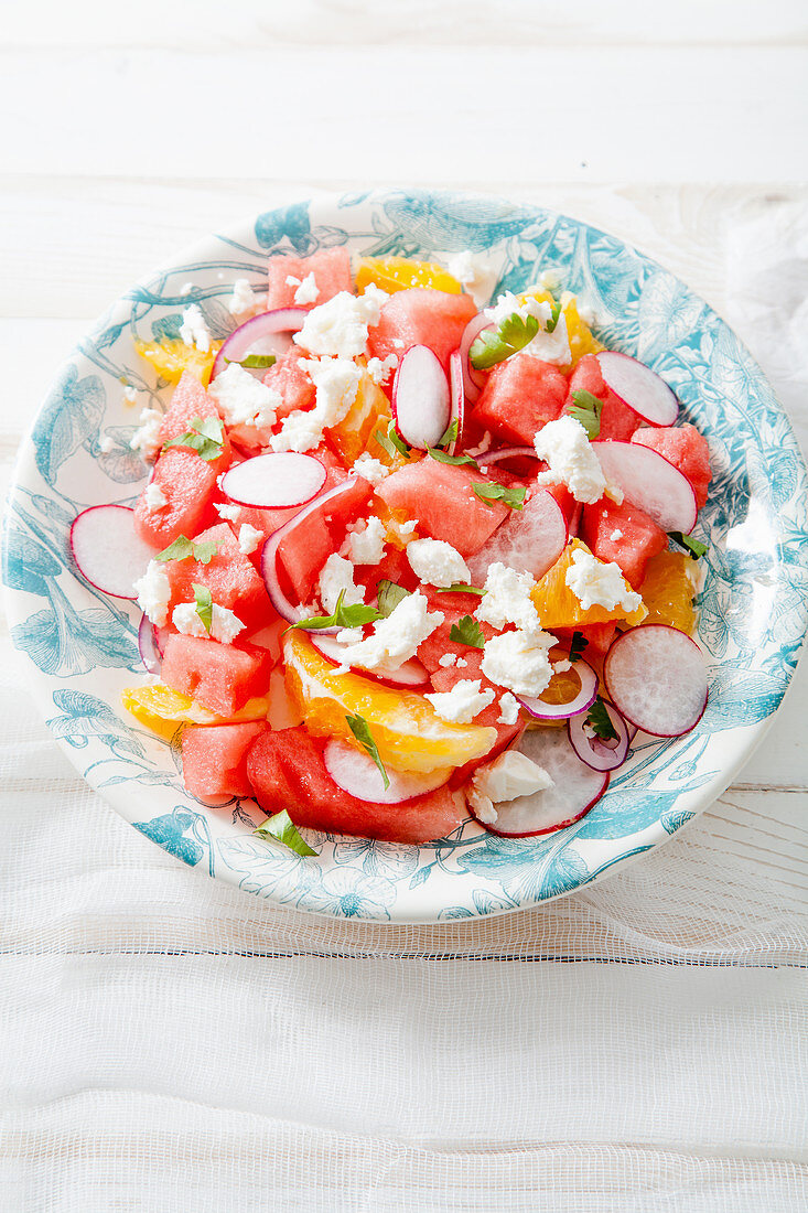 Wassermelonensalat mit Orange, Radieschen und roter Zwiebel