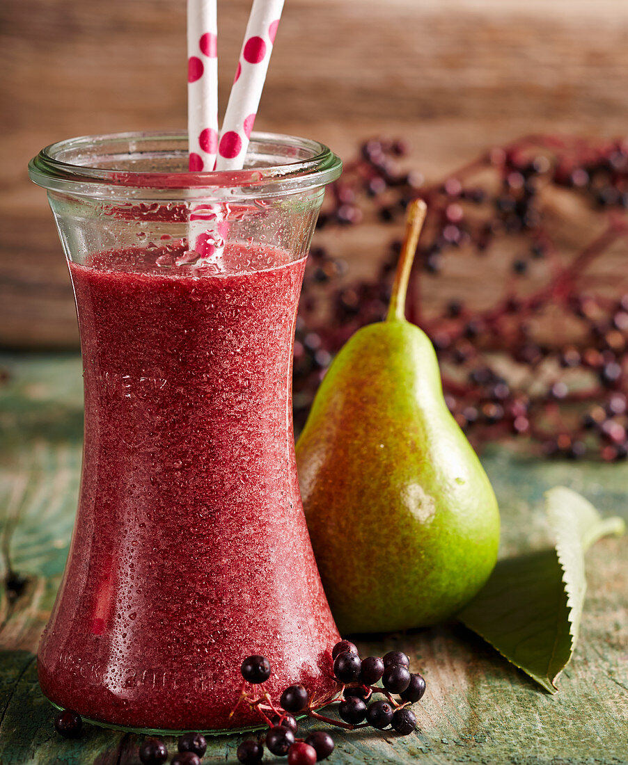 Elderberry and pear smoothie with grapes