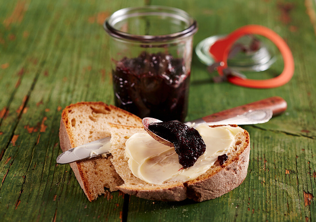 Holunder-Brombeer-Konfitüre auf Butterbrot und im Glas