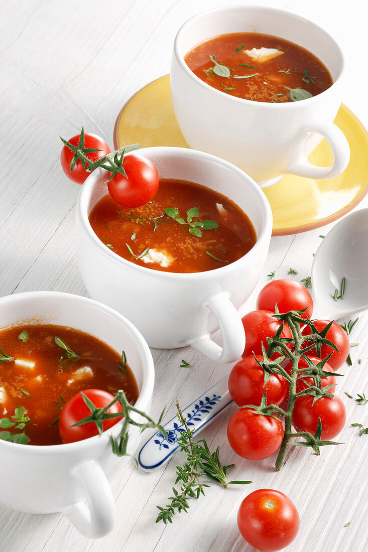 Vegetarische Tomatensuppe mit Amarant und frischen Kräutern