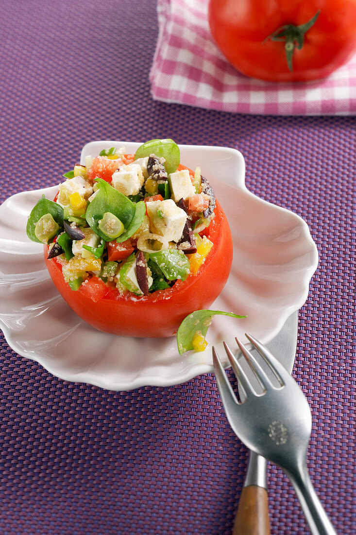 Gefüllte Tomate mit Amarant-Feta-Salat