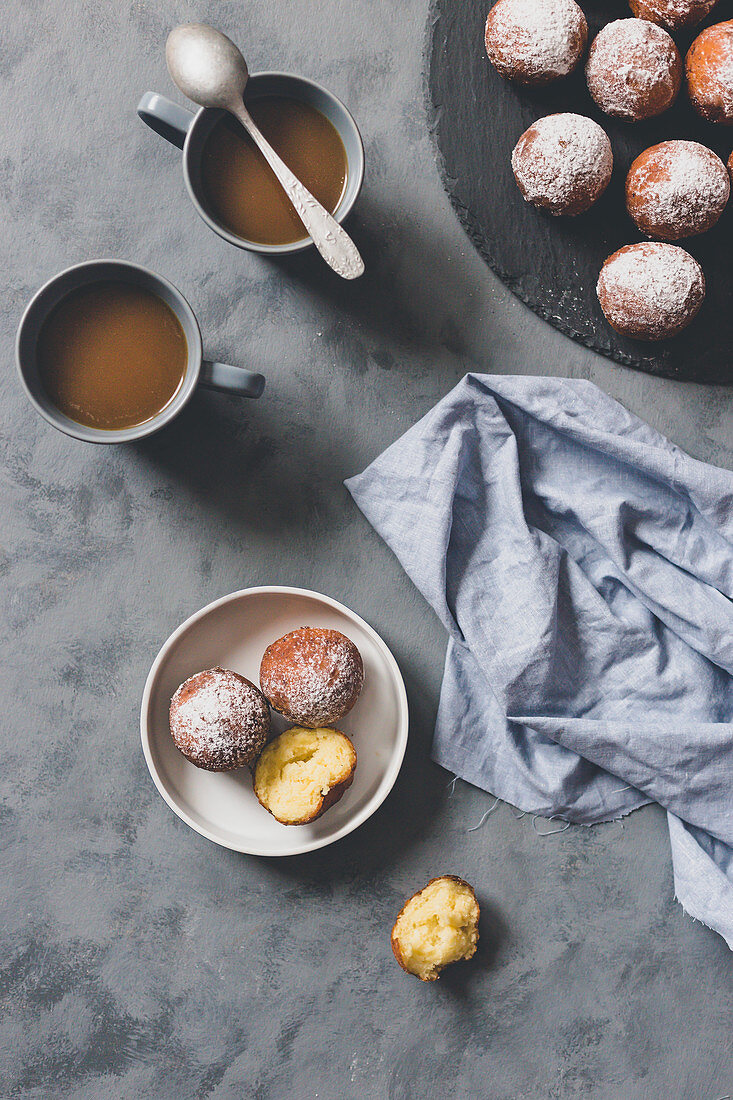 Mini-Donuts und Kaffee