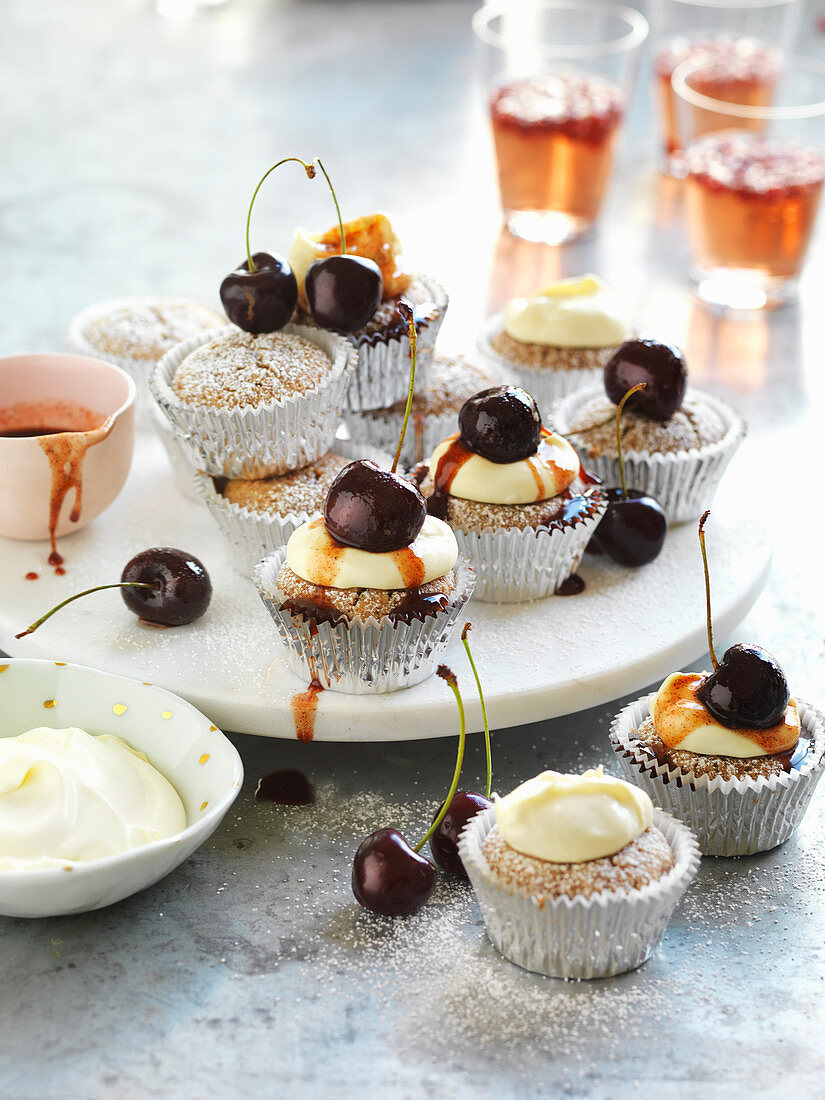 Weihnachtliche Gewürz-Friands mit Kirschen