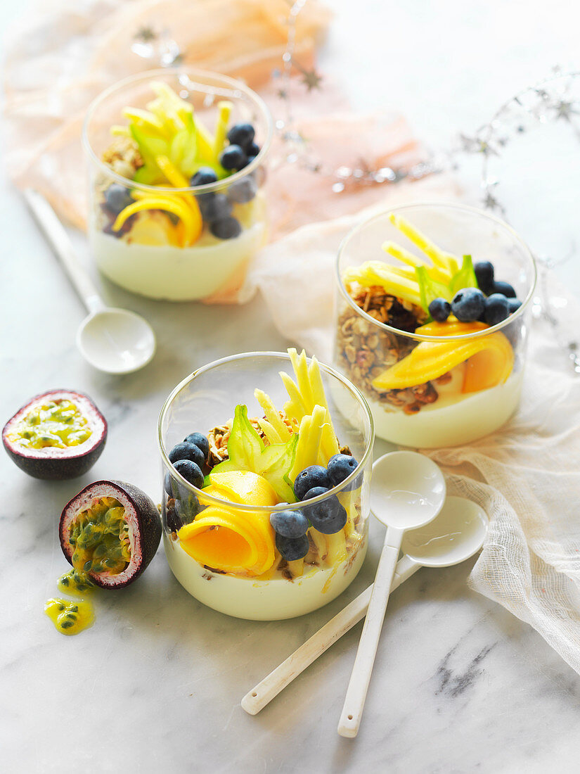 Joghurt mit exotischen Früchten im Glas
