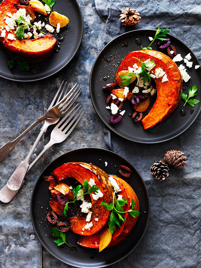 Würziger gebratener Kürbis mit Feta und Oliven