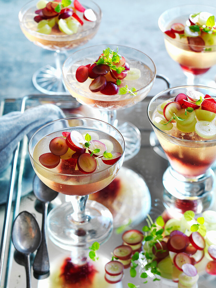 Hibiskus-Prosecco-Gelees mit Traubensalat