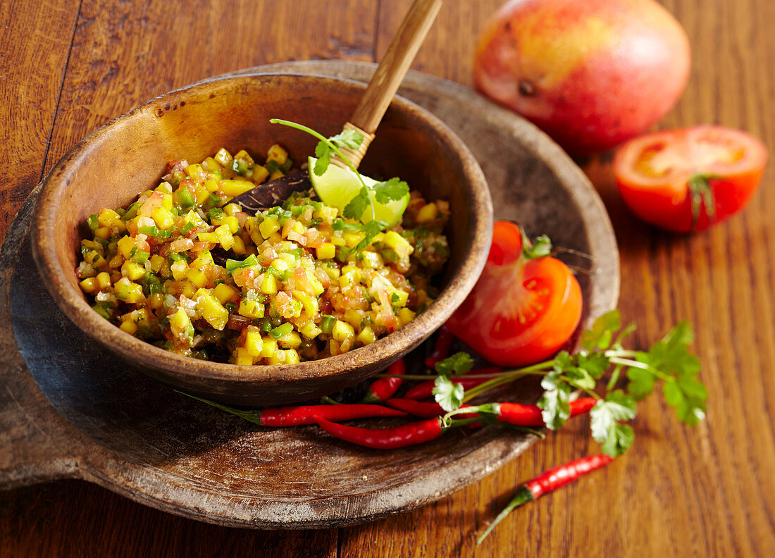 Tomaten-Mango-Grillmarinade (Salsa) mit frischem Koriander, Limette, Honig und Kreuzkümmel