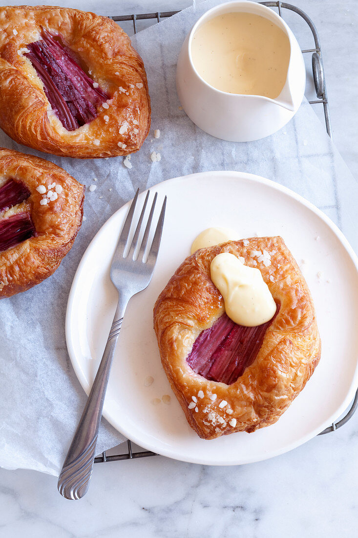 Plunderteiggebäck mit Rhabarber und Vanillecreme