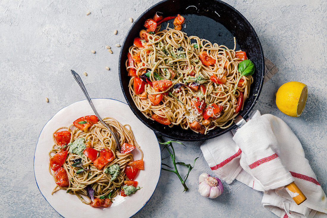 Whole-grain tomato pasta with basil pesto and bell pepper