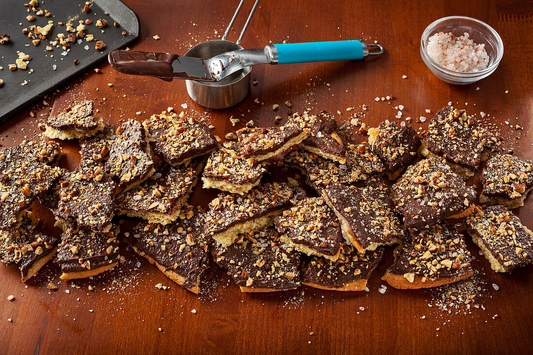 Keto cracker toffee