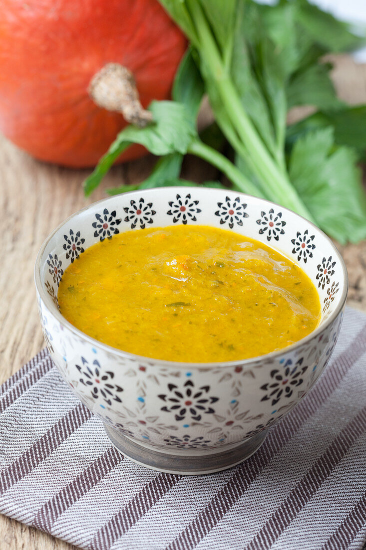 Kürbiscremesuppe mit Stangensellerie