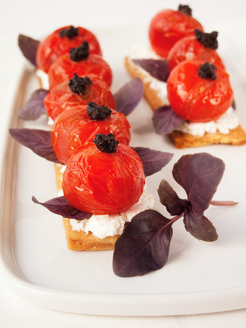 Quick tomato and goat's cheese tart with tapenade