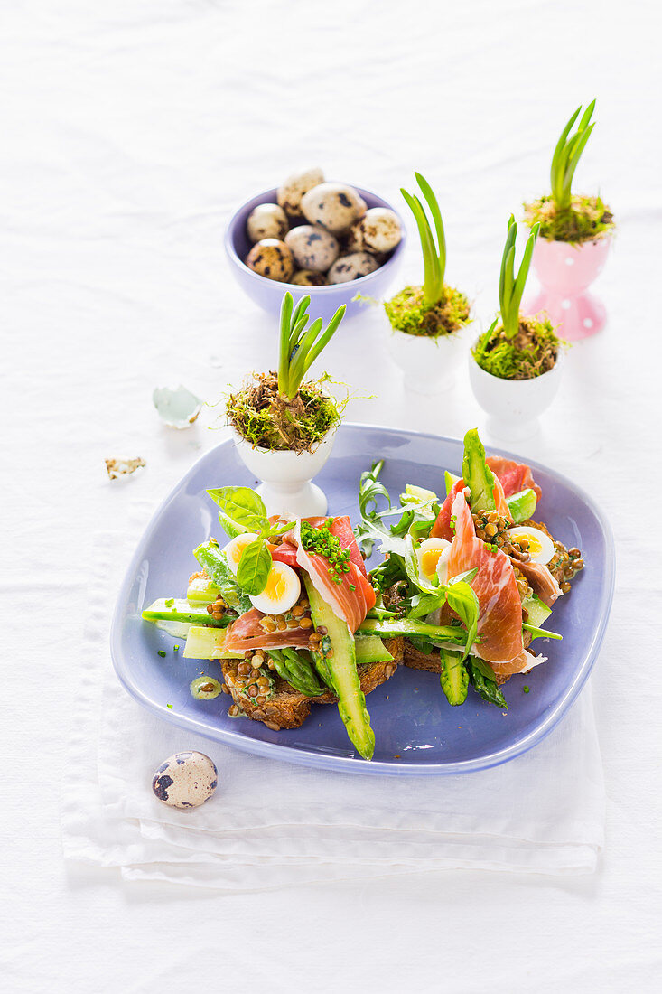 Toast mit grünem Spargel, Linsen, Parmaschinken, Wachtelei und Basilikum-Mayonnaise