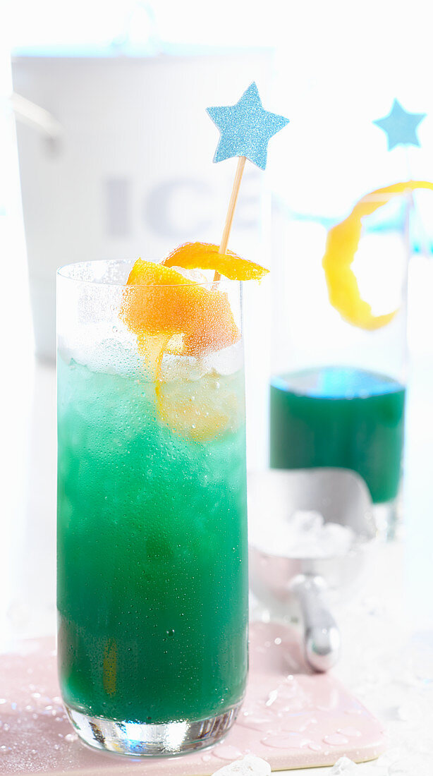 Alkoholfreie Bowle 'Blue Ocean' mit Maracuja, Grapefruit und Curacao