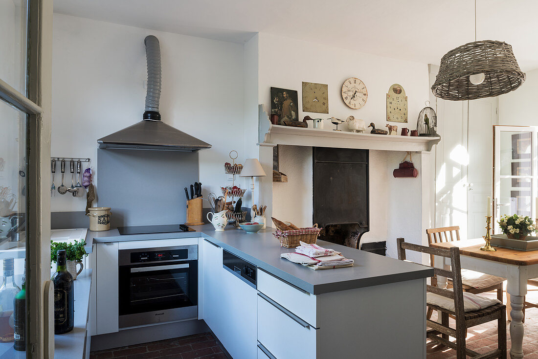 Hellgraue Küchenschränke mit Silestone-Arbeitsplatte in Wohnküche