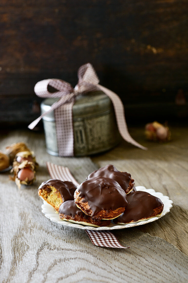 Fine potato gingerbread with spelt and hazelnuts