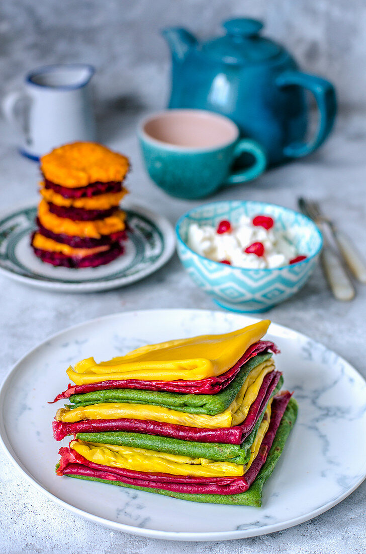 Dünne Pfannkuchen mit Möhre, Roter Bete und Spinat gefärbt