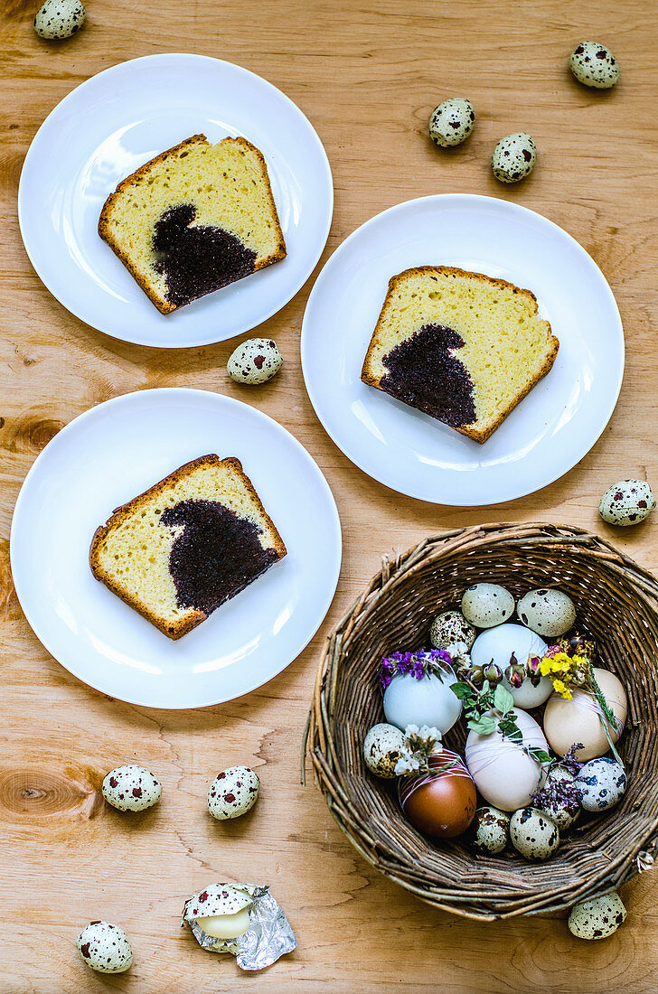 Marmorkuchen, Eier und Schokoeier zu Ostern
