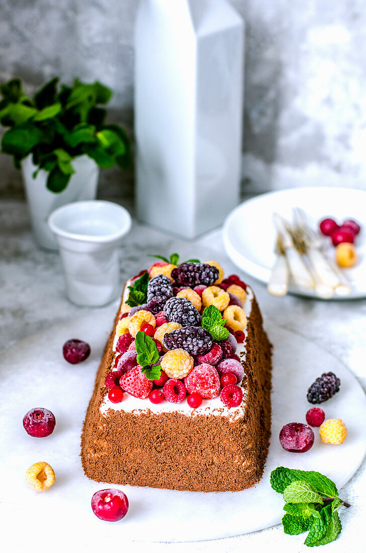 Schichtkuchen aus Keksen mit frischen Beeren und Kirschen