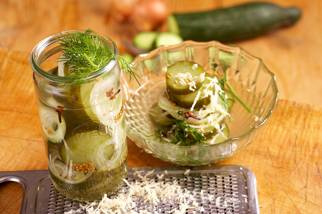 Ehestandsgurken - Essiggurken mit geriebenem Meerrettich, Senf, Nelken und Dill