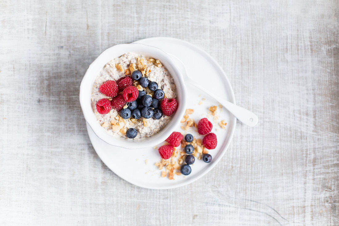 Porridge with quark and berries
