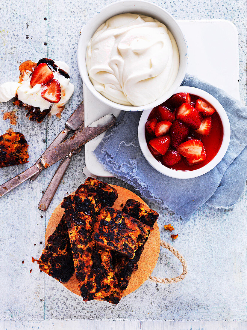 Toasted Christmas Cake with Honey Strawberries