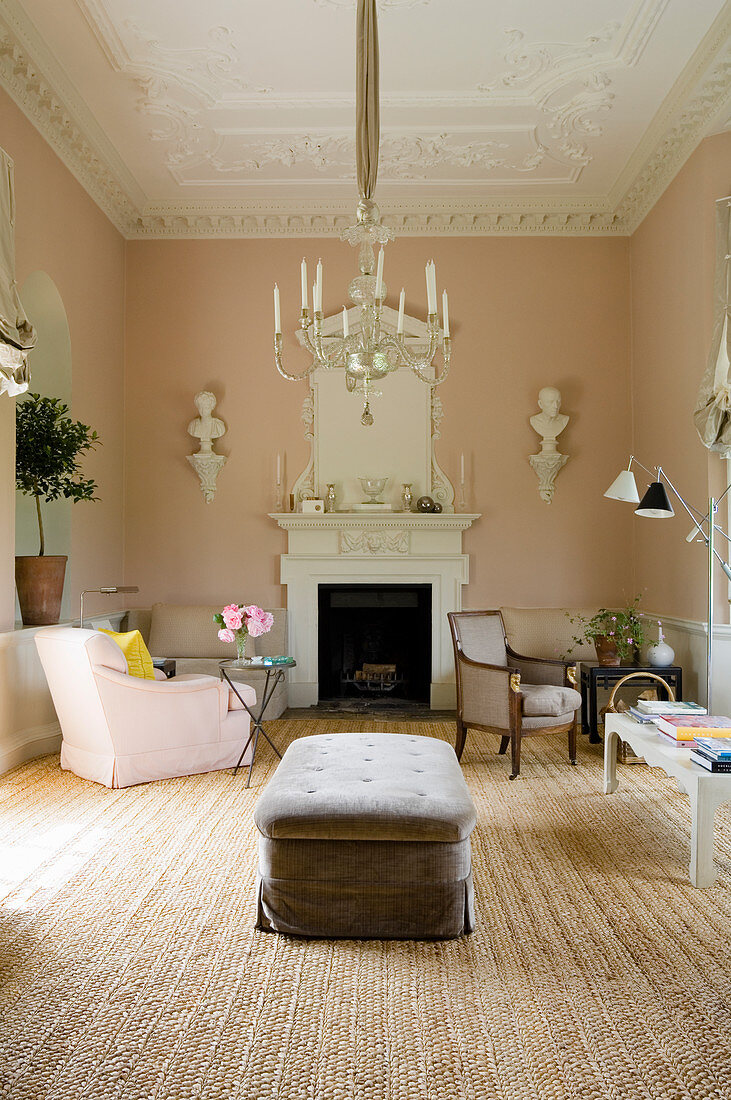 Kamin mit Stuckverzierungen im Salon einer historischen Villa