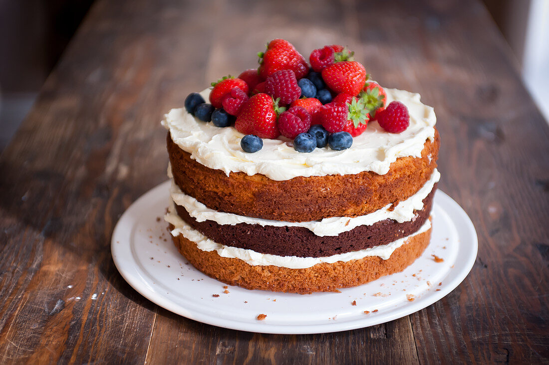 Victoria Sponge Cake mit Sommerbeeren