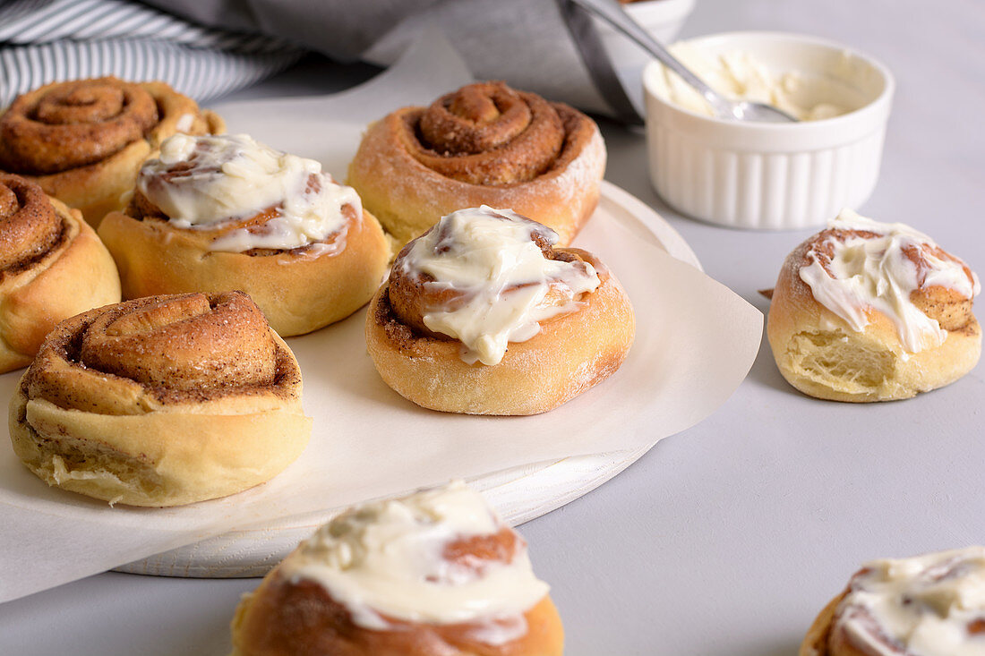 Cinnamon buns with butter cream