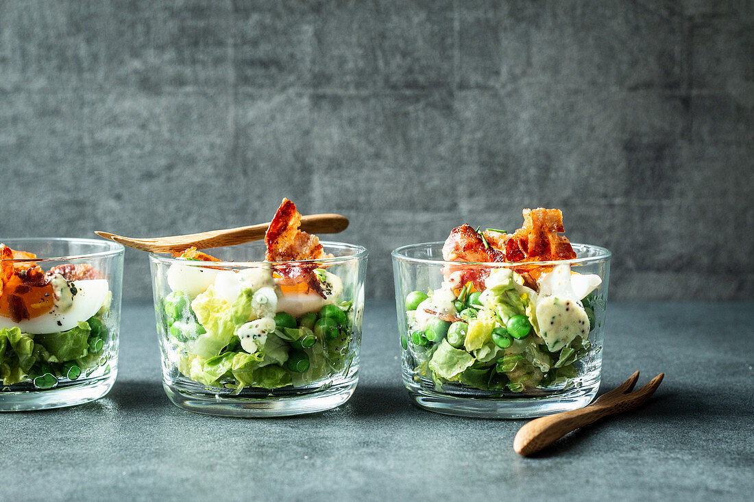 Ceasar Salad mit gebratenem Speck in Gläsern