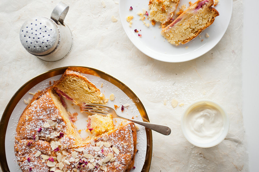 Apfelkuchen mit Mandelblättchen, angeschnitten