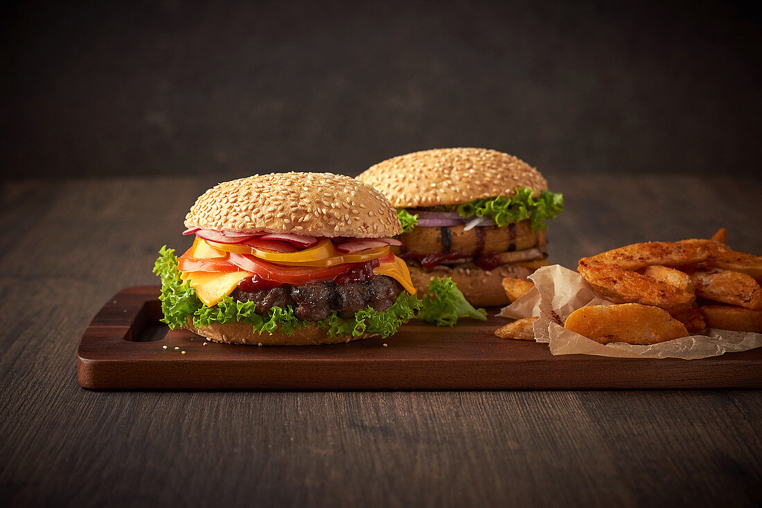 Gegrillter Rindfleischburger und Hähnchenburger mit Potato Wedges