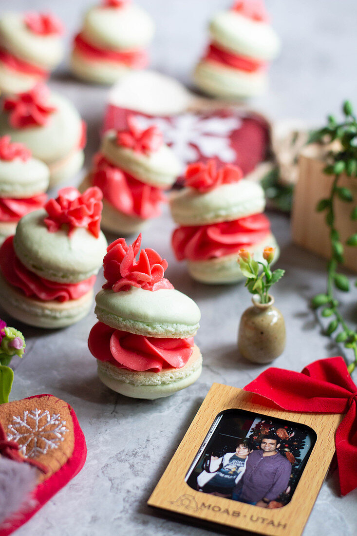 Macarons mit roter Cremefüllung garniert mit Cremetupfen