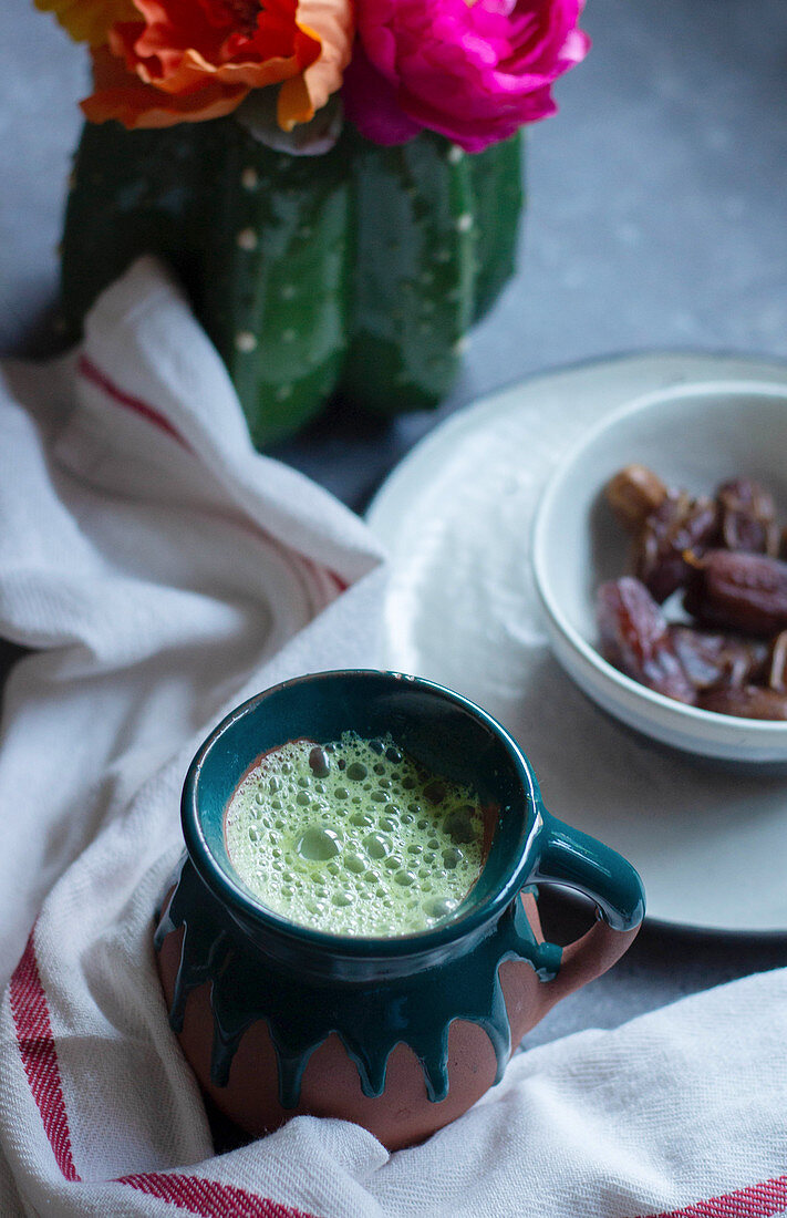 Matcha-Latte in Keramiktasse