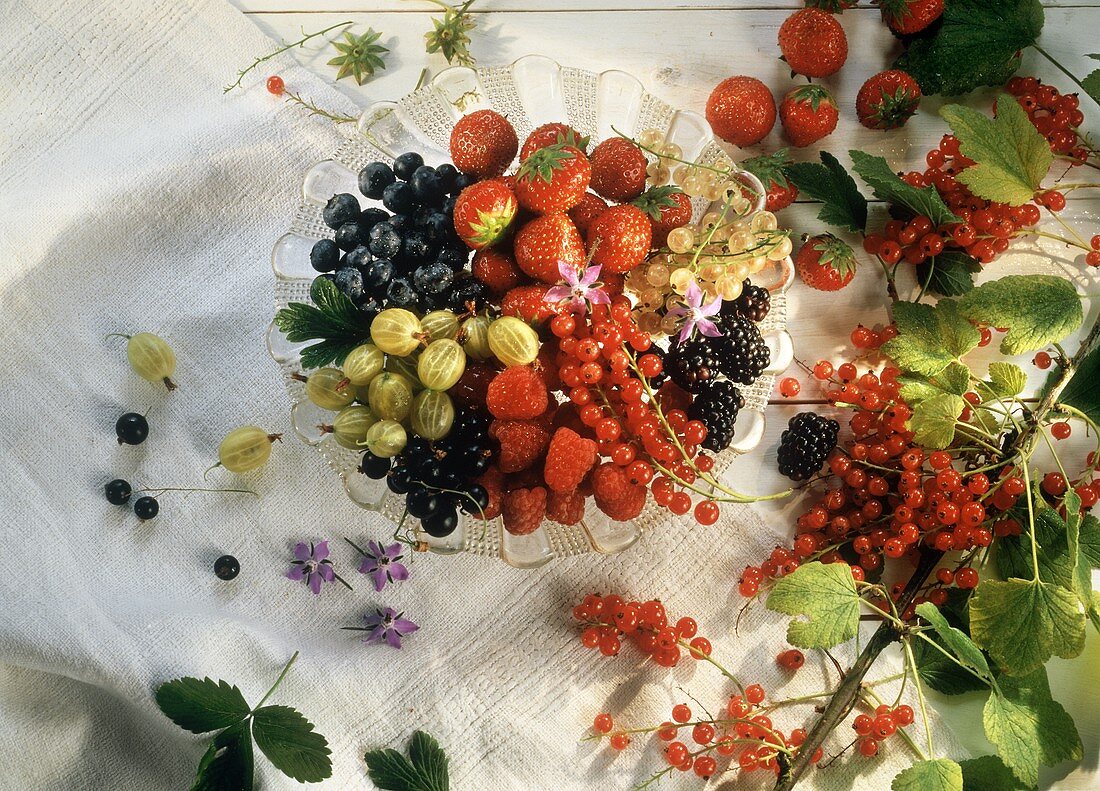 Verschiedene Beeren in einer Glasschale auf dem Tisch