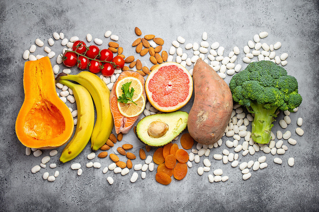 Gemüse und Früchte mit einem hohen Gehalt an Vitaminen und Spurenelementen
