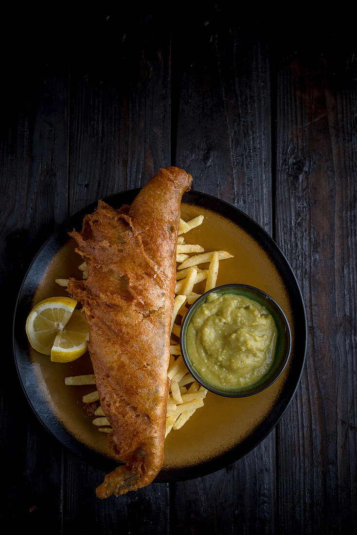 Fish & Chips mit Erbsenpüree (England)