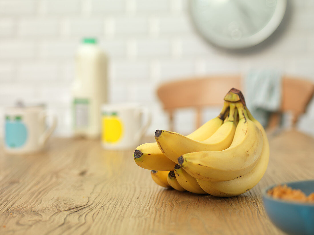 Bananen auf Küchentisch