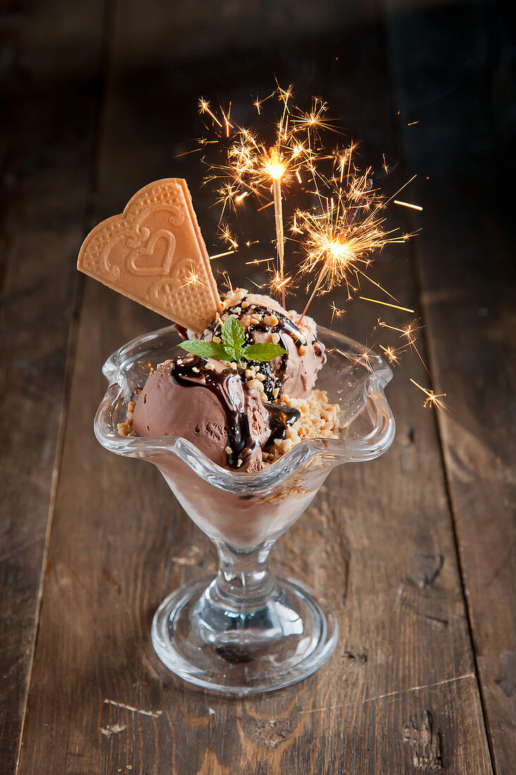 Chocolate ice cream sundae with chopped … – License Images – 12580639