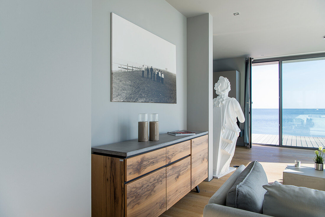 Weiße Frauen-Gallionsfigur als imposantes Dekostück im Wohnraum mit Meerblick