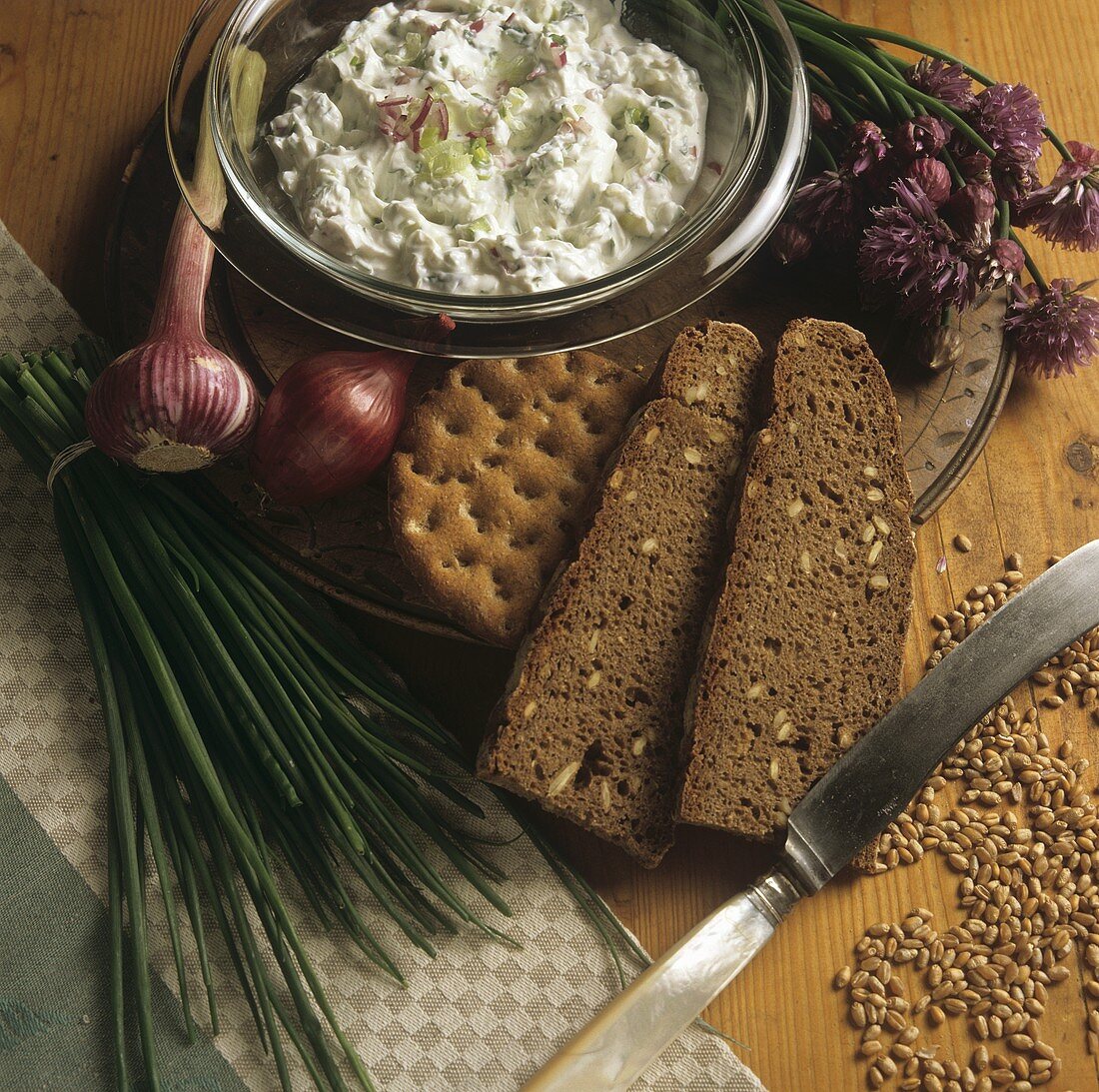 Gesundes Frühstück mit Vollkornbrot, Knäckebrot, Kräuterquark