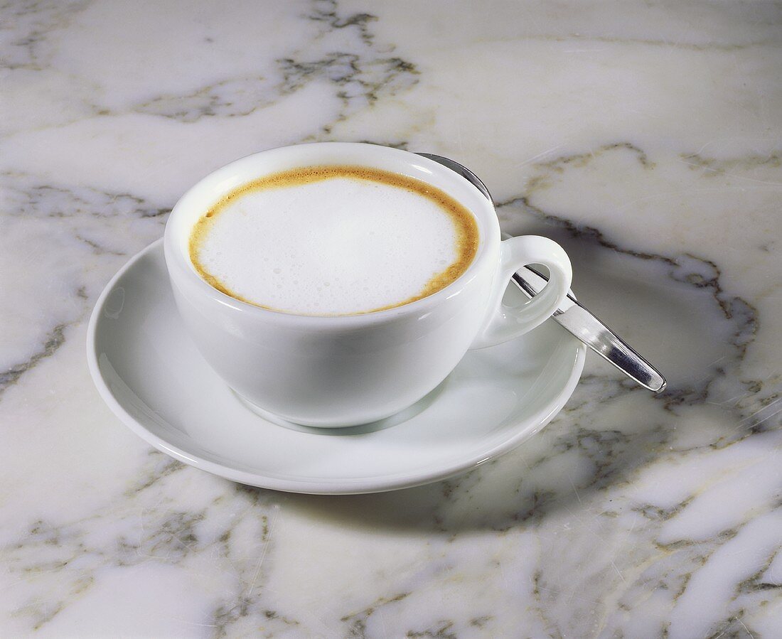 Eine weiße Tasse mit Cappuccino