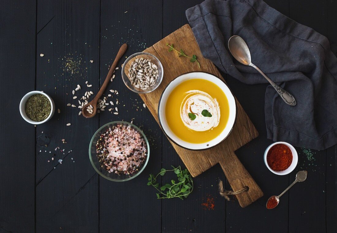 Kürbissuppe mit Sahne, Sonnenblumenkernen und Gewürzen