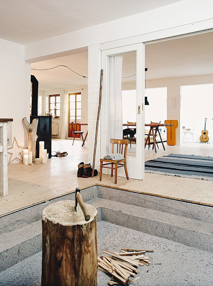 Entrance area with stone flooring and wooden floorboards in an open-plan living area