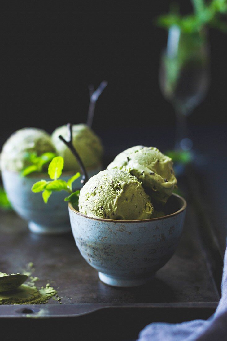 Matcha-Minz-Eis mit Chocolate Chips