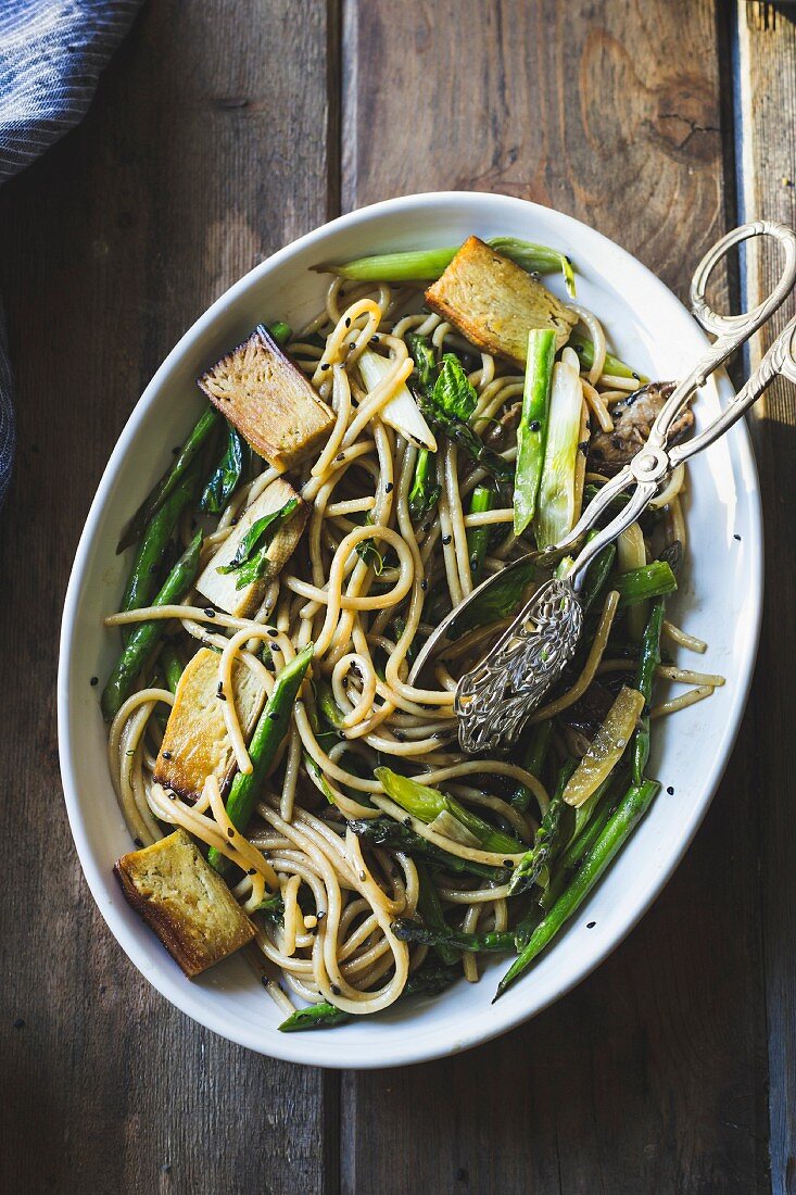 Sesamnudeln mit Tofu und Gemüse