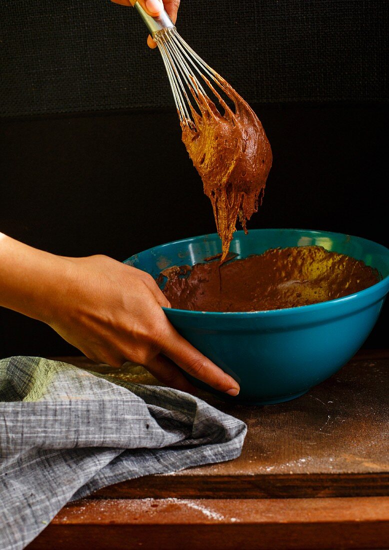 Teig für Schokoladenkuchen mit Schneebesen verrühren