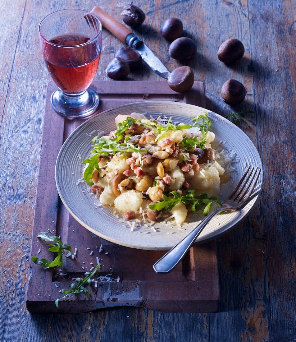 Gnocchi mit Maronen, Speck und Rucola